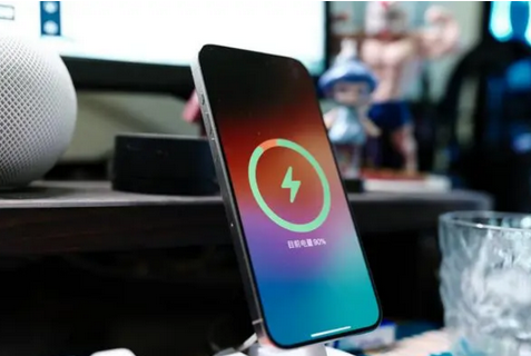 北京苹果15换屏服务分享用什么充电器给iPhone15充电更好 